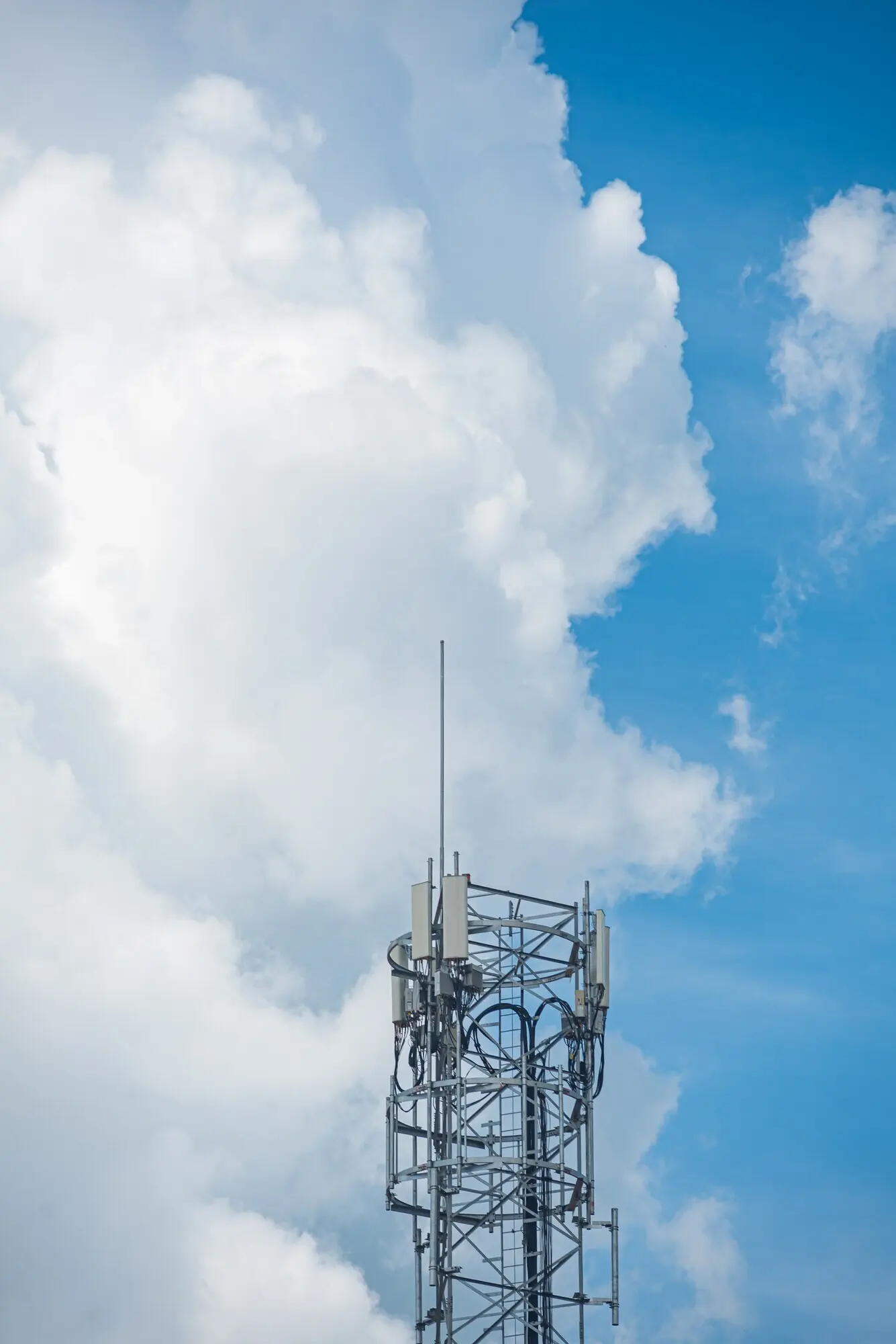 Cielo asombroso y hermoso con nubes, con una antena.