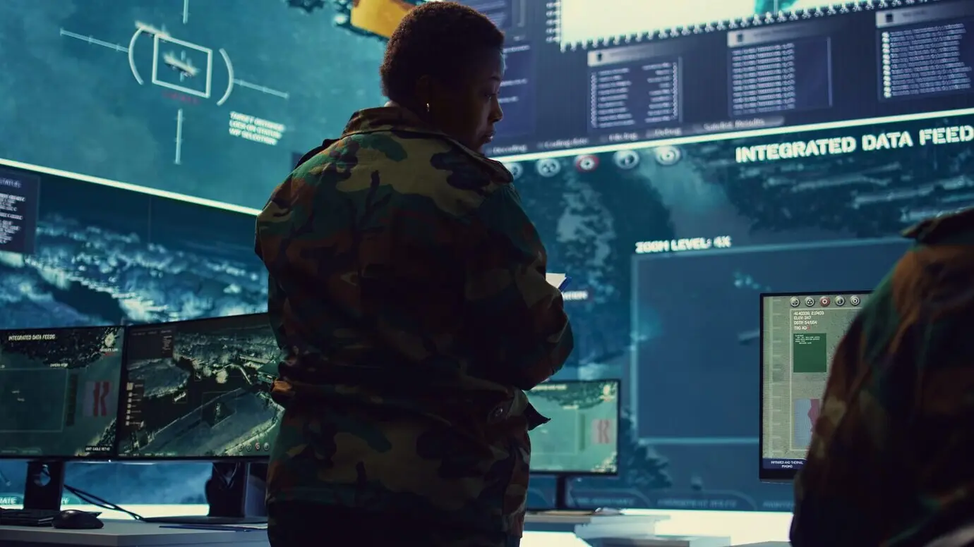 Una general de brigada recopila informes de inteligencia en una gran pantalla.