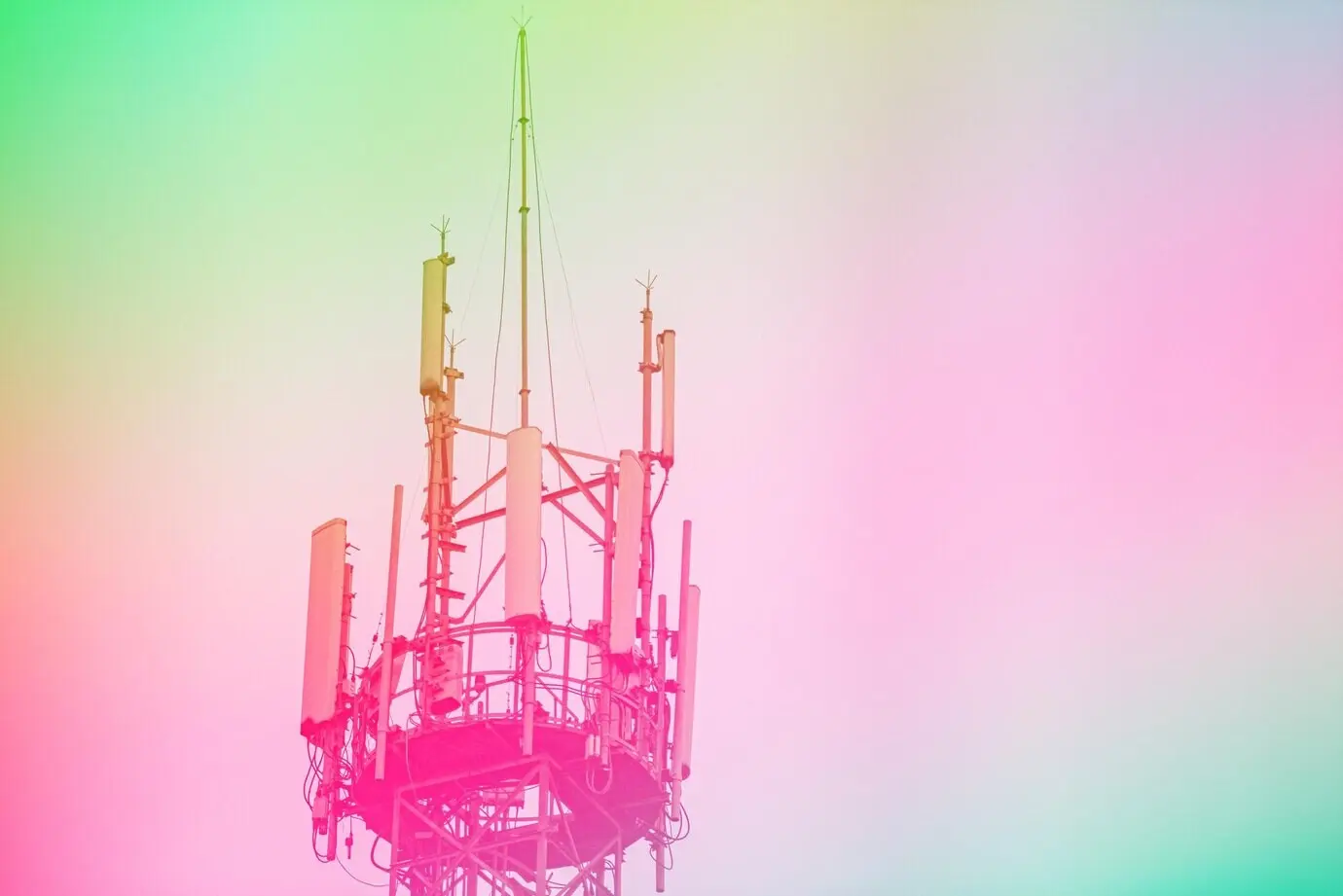 Cielo increíble y hermoso con nubes, con una antena.