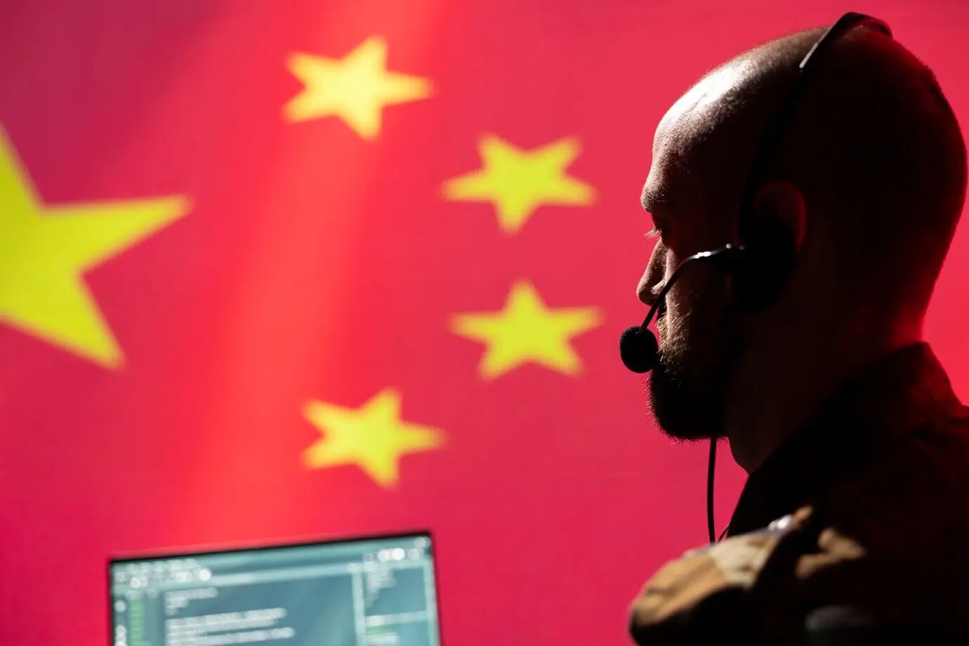 Operador de sistemas de comunicaciones del Ejército chino que utiliza equipo de radio y satélite.